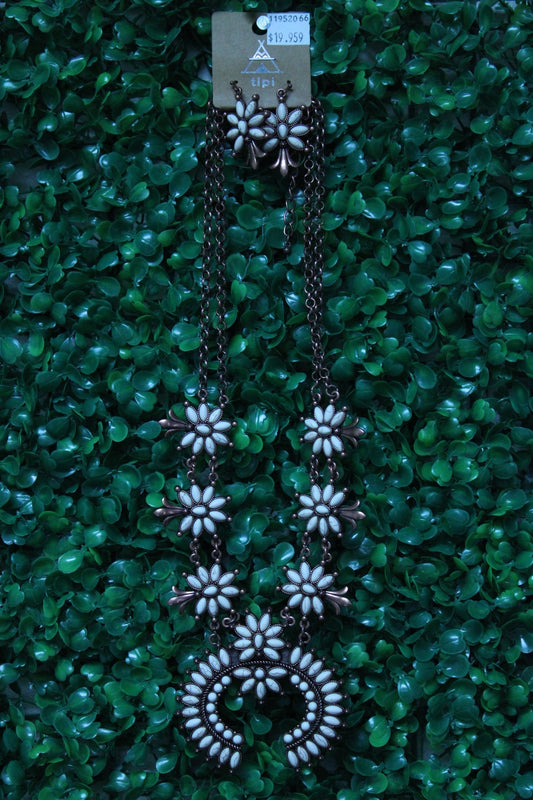 CREAM FLOWER BRASS NECKLACE