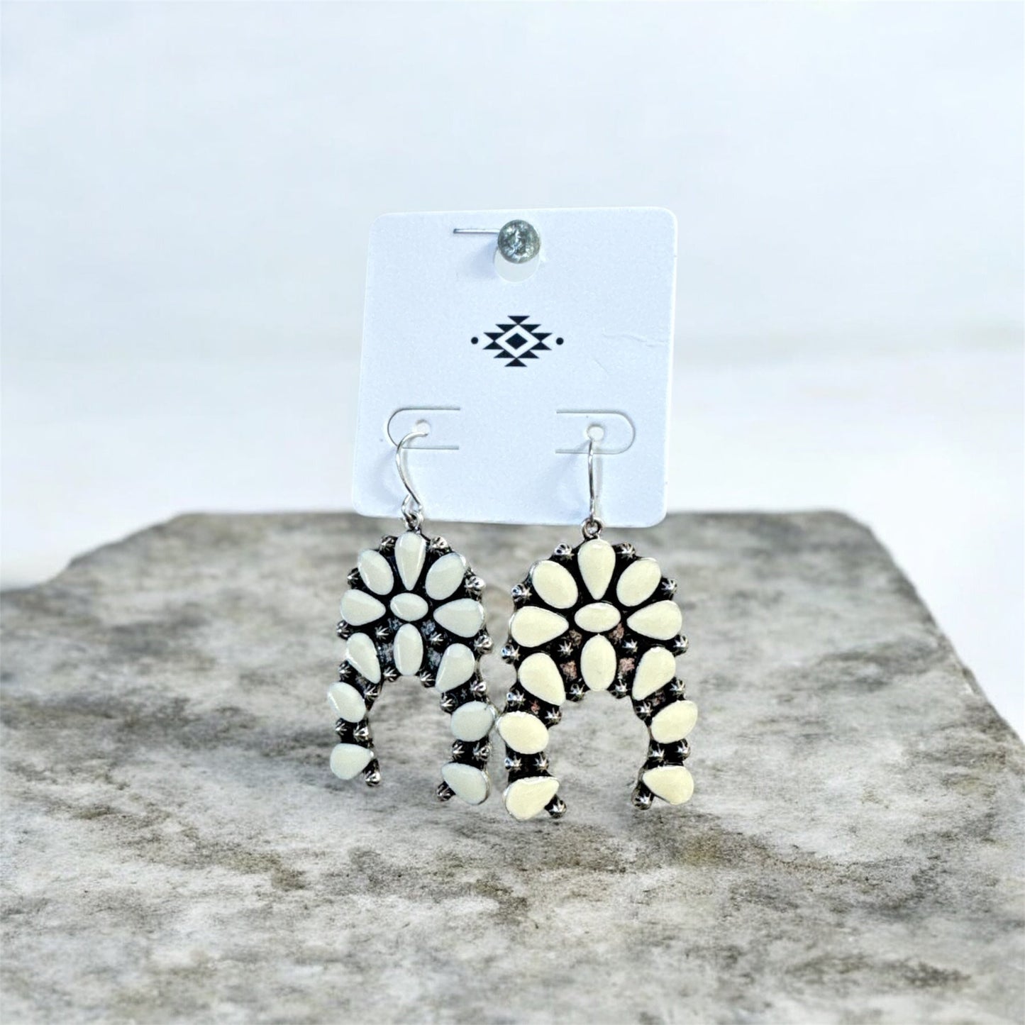 CREAM N' SILVER BLOOM EARRINGS