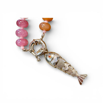 BEADED NECKLACE WITH FLEXIBLE FISH PENDANT